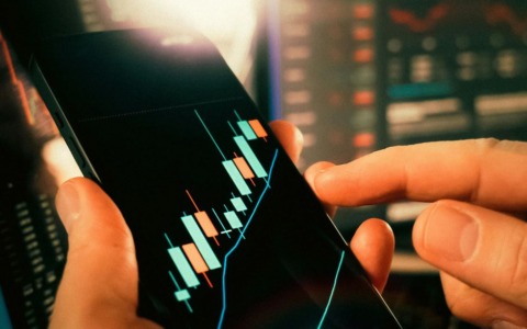 Eni taglia le bollette del 30%, Enel annuncia sconti del 50%