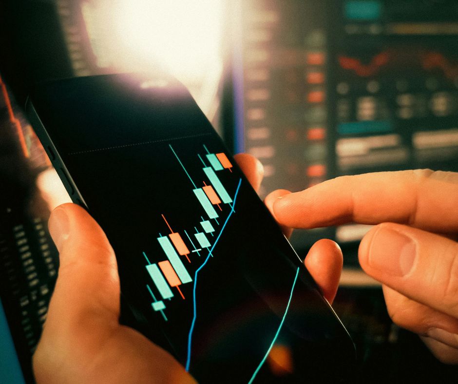 Eni taglia le bollette del 30%, Enel annuncia sconti del 50%