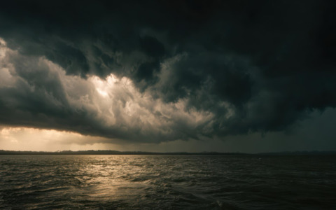 Nuvoloso sulla Spezia, il mare arriva a 2,7 metri